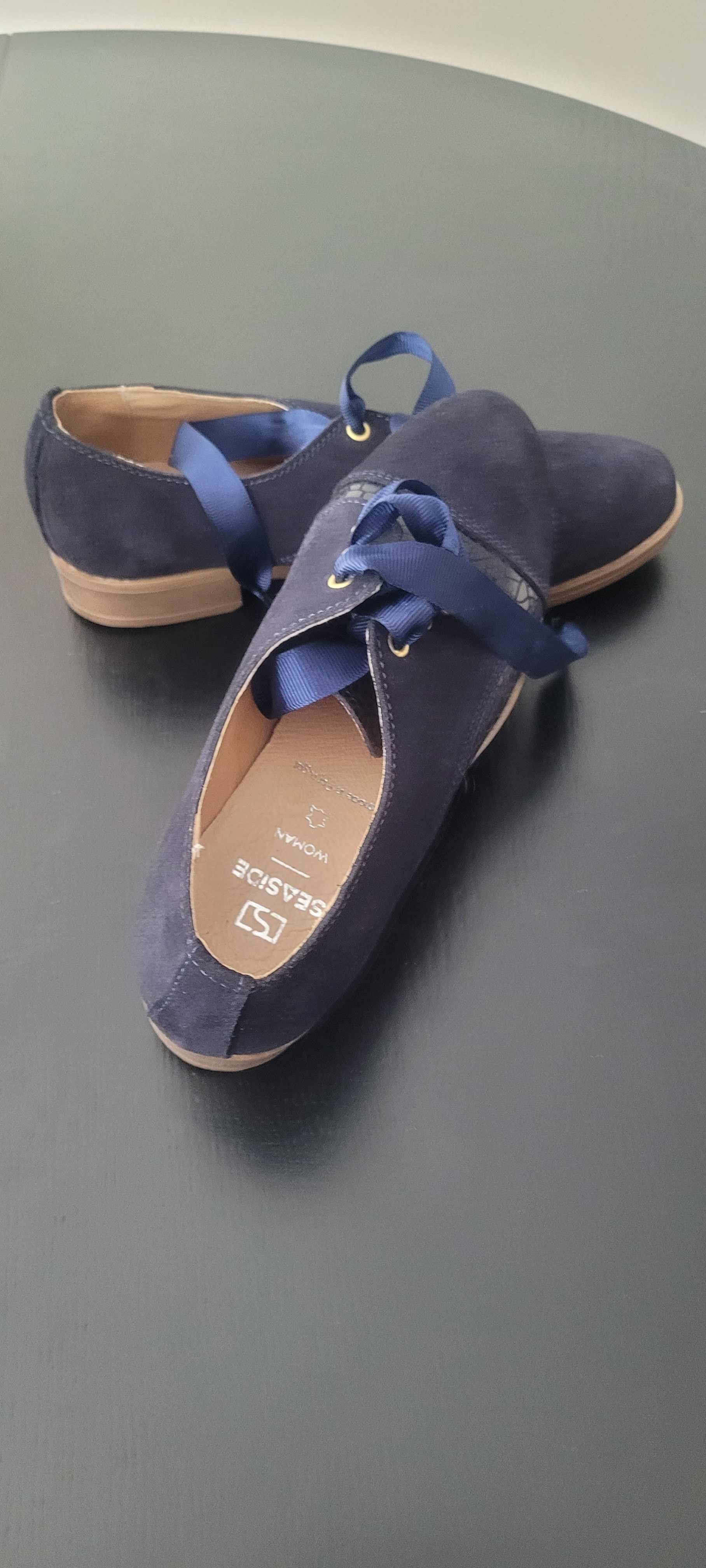 Sapatos de senhora azuis em camurça  com atacadores