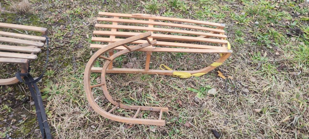 Sanki drewniane z oparciem