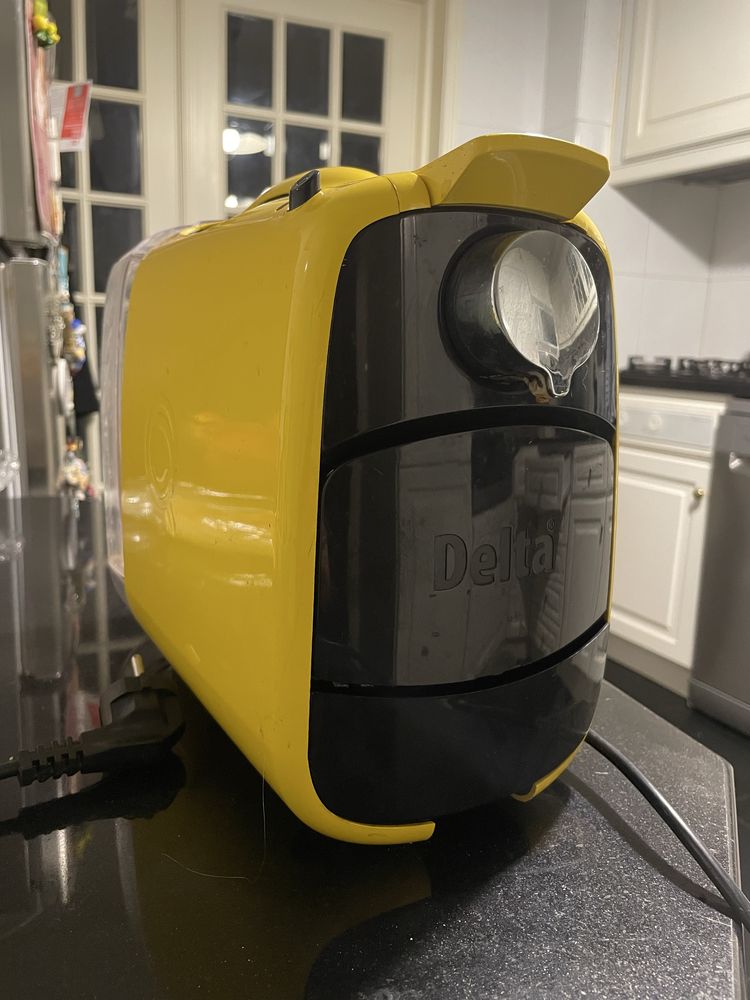 Máquina de Café Delta Q Amarela