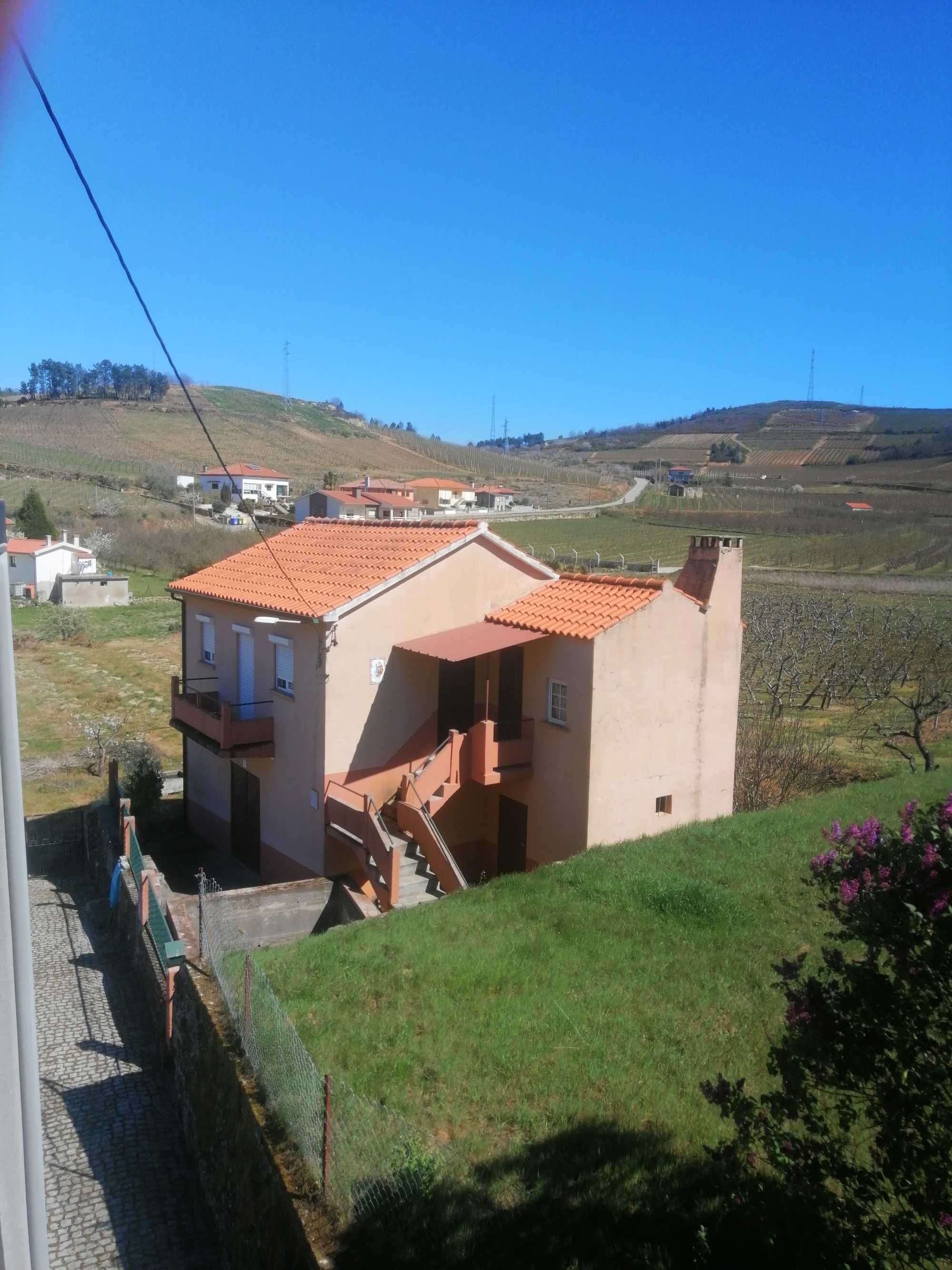 Moradia T3 com pequeno terreno para horta