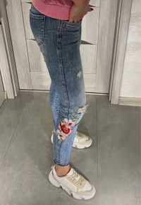 Modne jeansy z haftem kwiatowym rozmiar 36