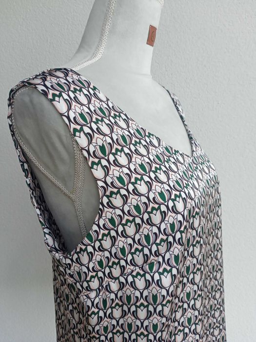 Bluzka z dekoltem V rozmiar M