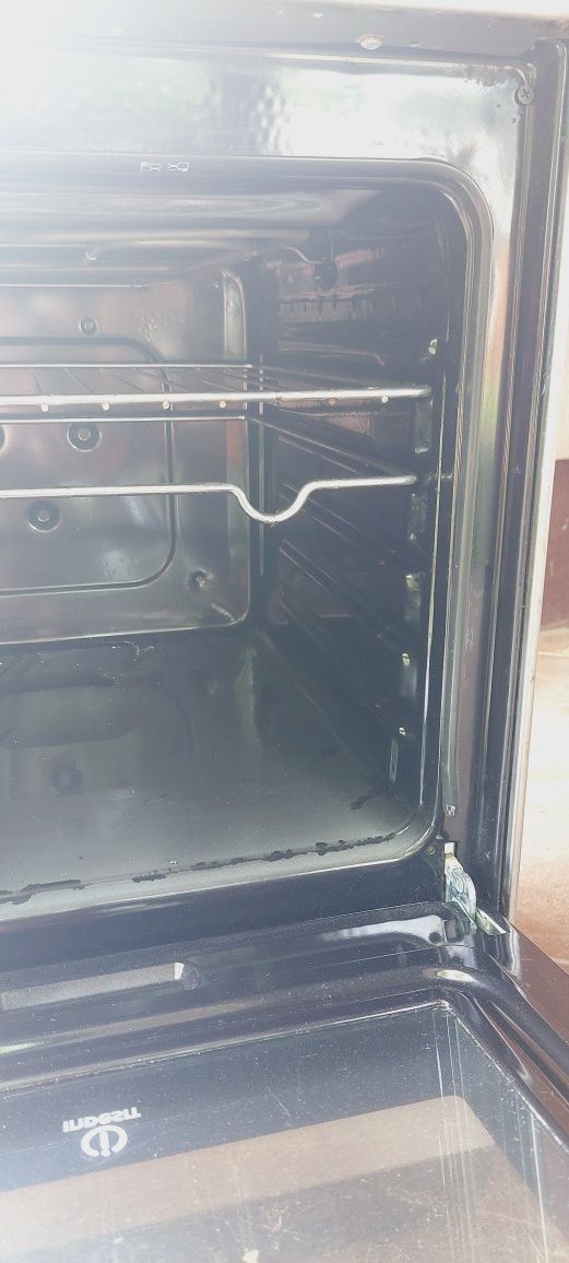 Kuchenka gazowo-elektryczna wolnostojąca INDESIT i okap