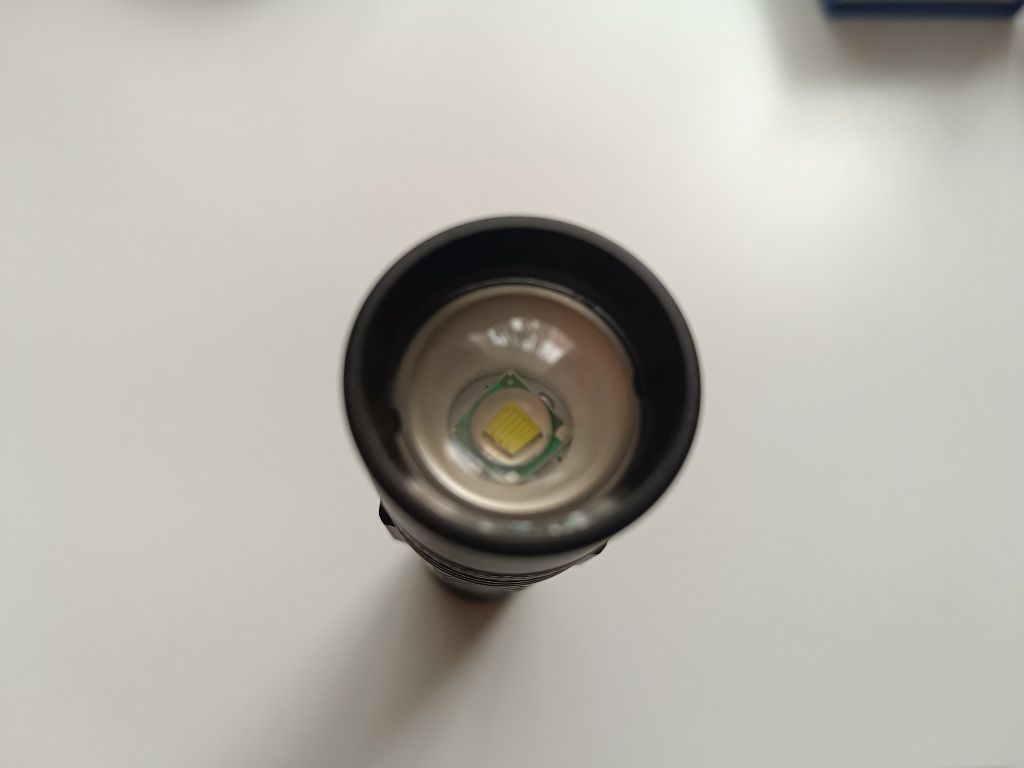 Потужний ліхтарик з кліпсою bl-8516-T6