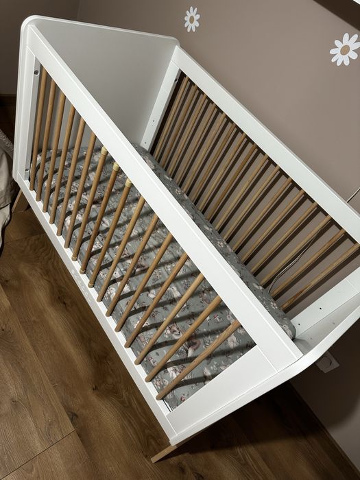 Łóżeczko dziecięce z wygodnym materacem