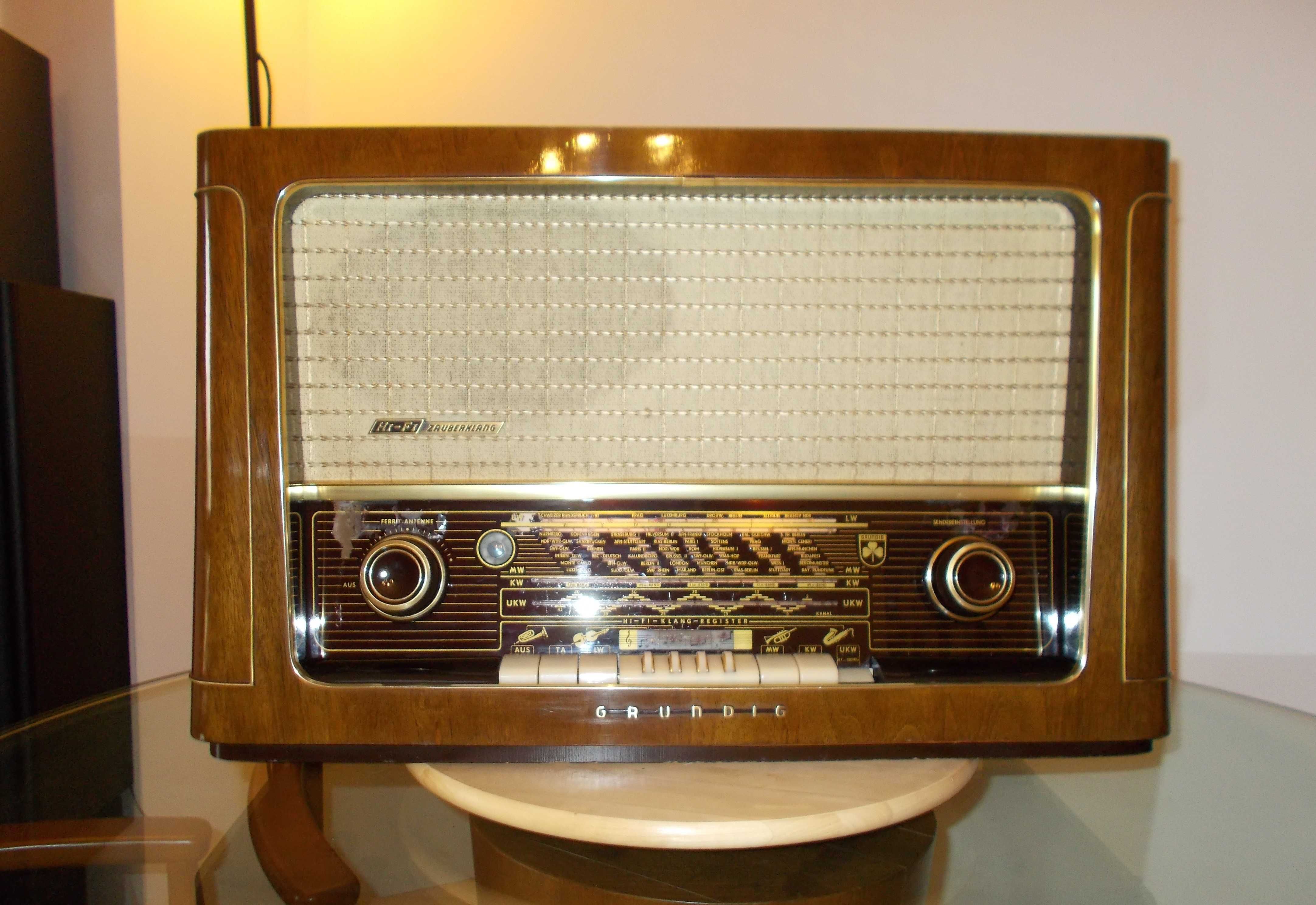 Rádio GRUNDIG a válvulas, de 1956, com FM