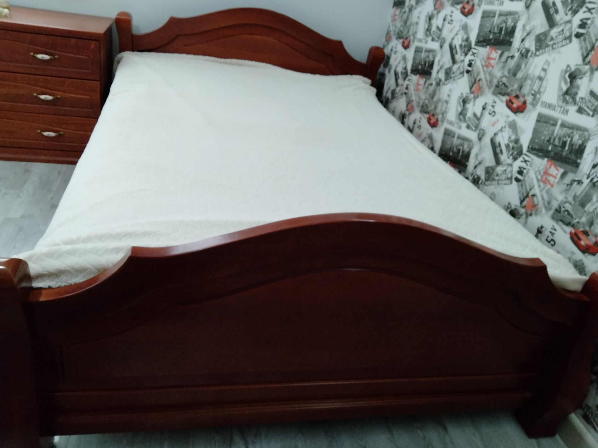 Sypialnia łóżko dwie szafki nocne i komoda wszystko drewniane