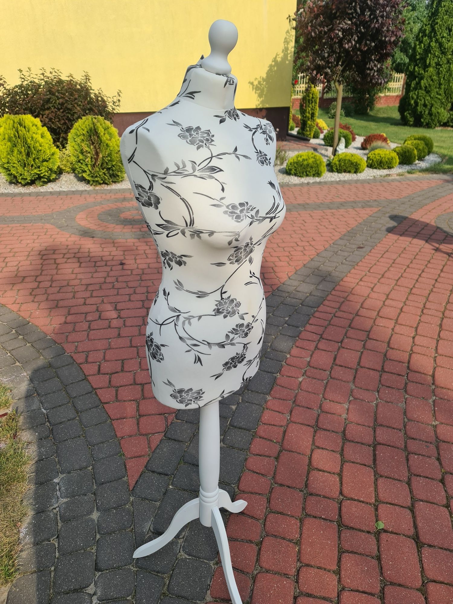 Manekin kobiecy, korpus, bawełna z czarno białym wzorem