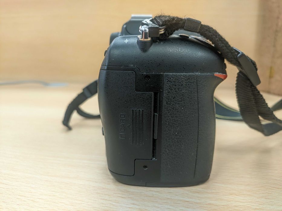 Nikon D7100 com 9300 disparos (inclui corpo, bateria e carregador)