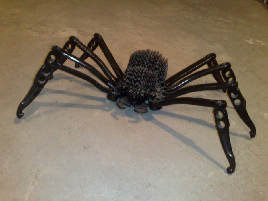 Реалистичный паук из металла, искусство
