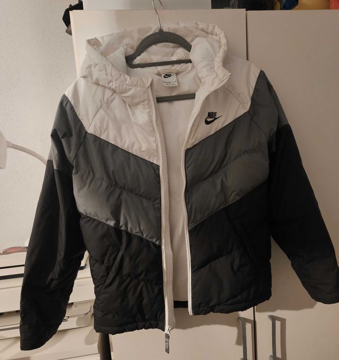 Sprzedam kurtke Nike 147/158