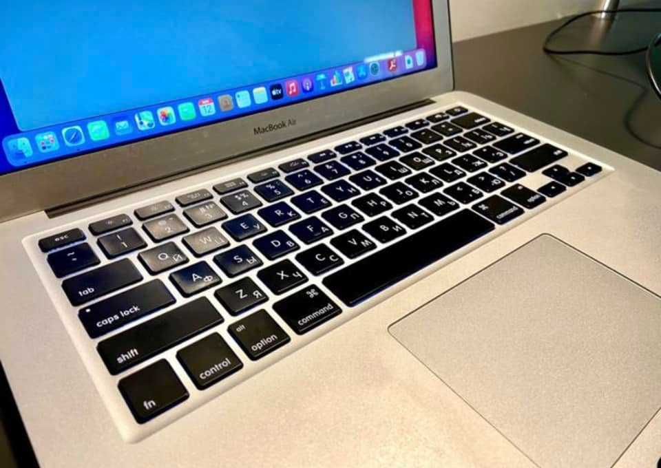 MacBook Air 13”  z i5 1,8 GHz i dyskiem SSD 128 GB (2017).
