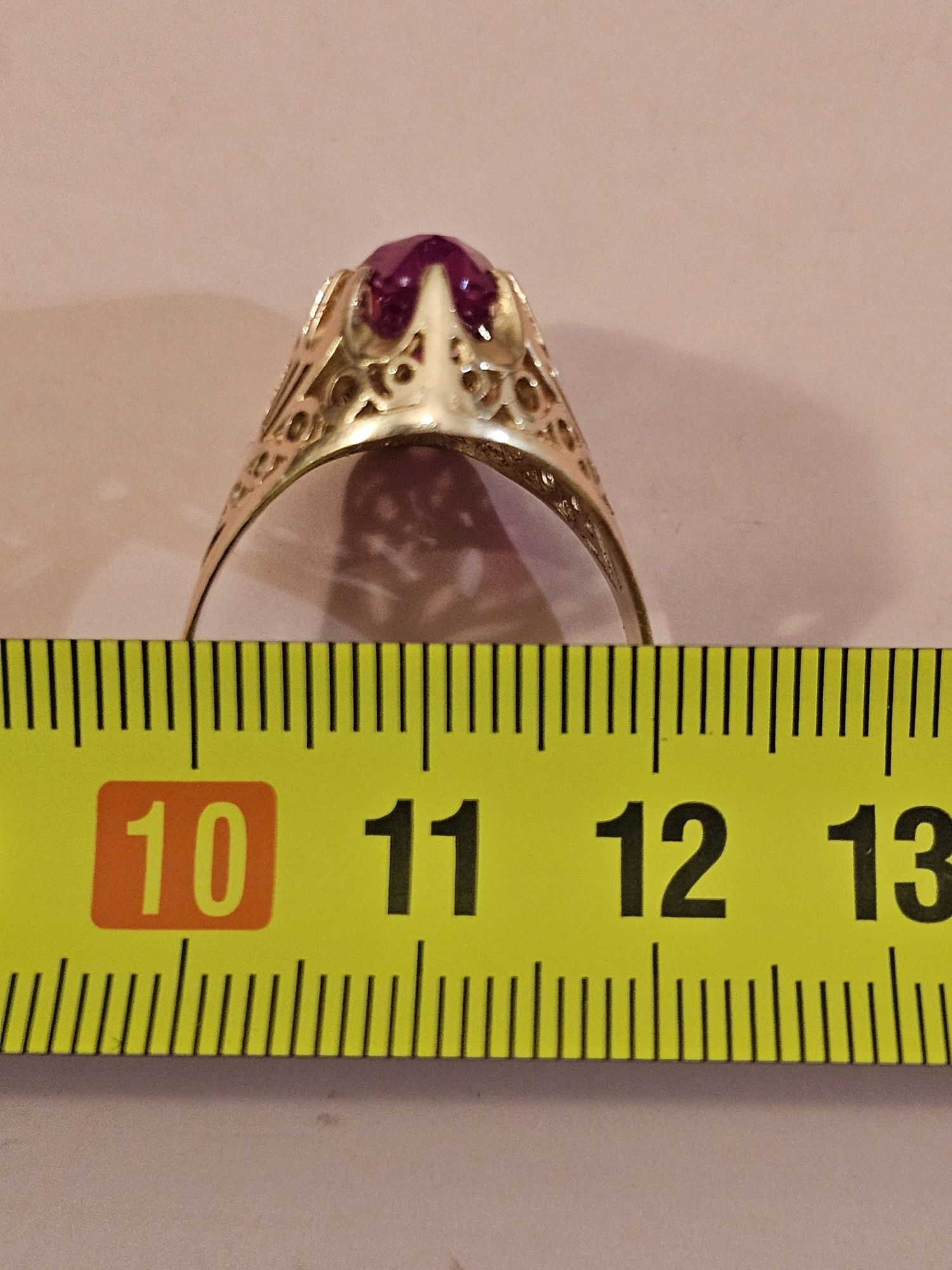 Złoty pierścionek z dużym różowym kamieniem ZSRR. Gwiazda 583*