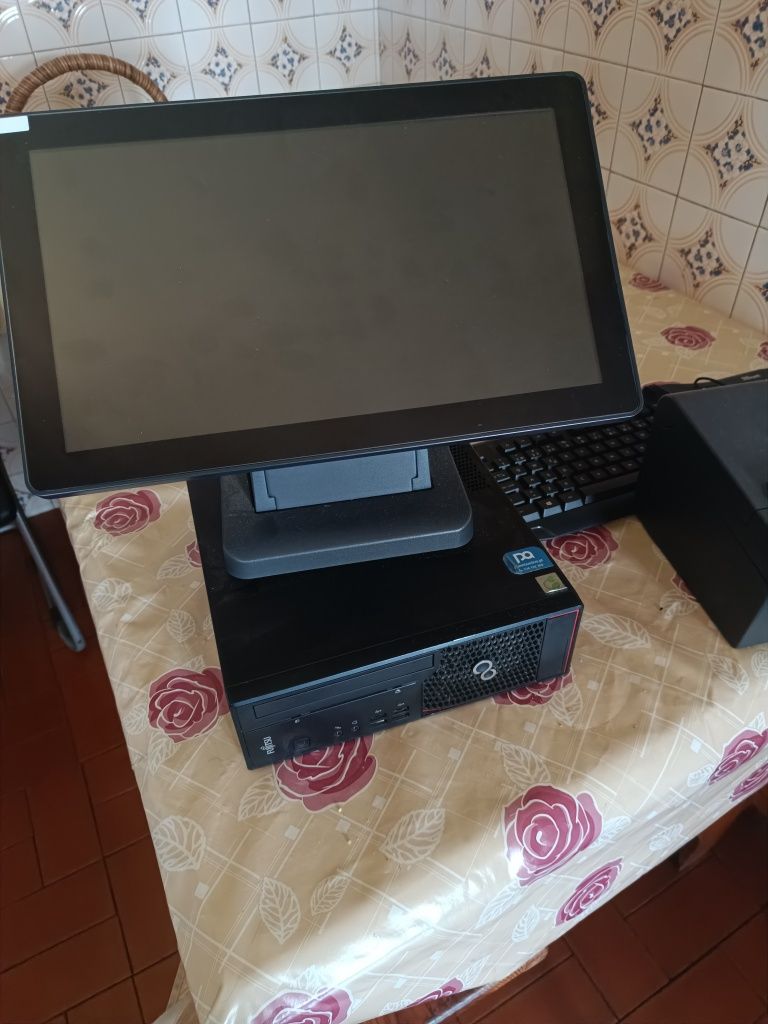 Computador com monitor, teclado e máquina de faturas