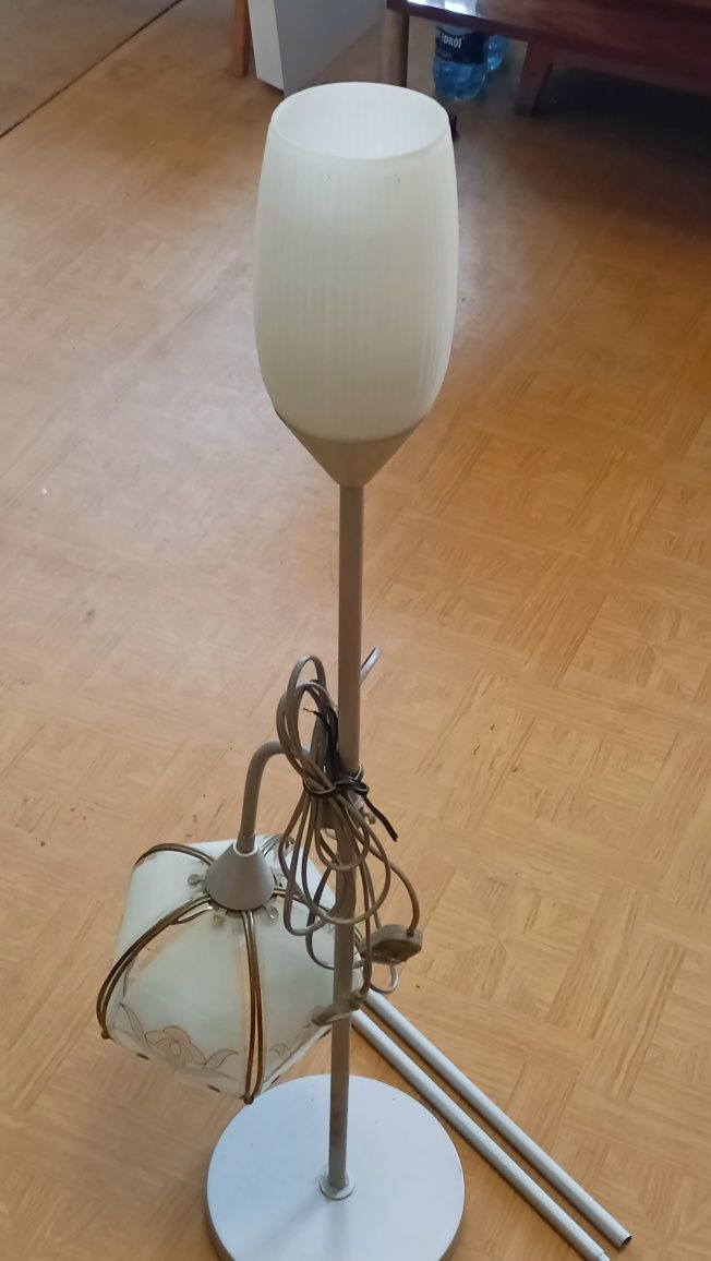 Lampa stojąca z kinkietem.