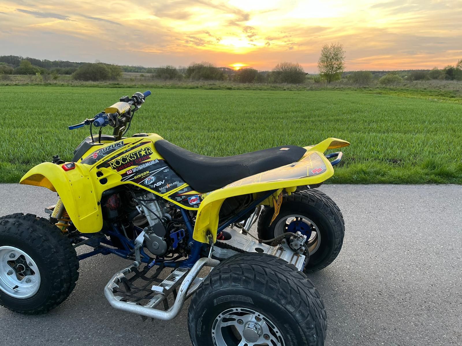 Suzuki Ltz 400 z kaskiem