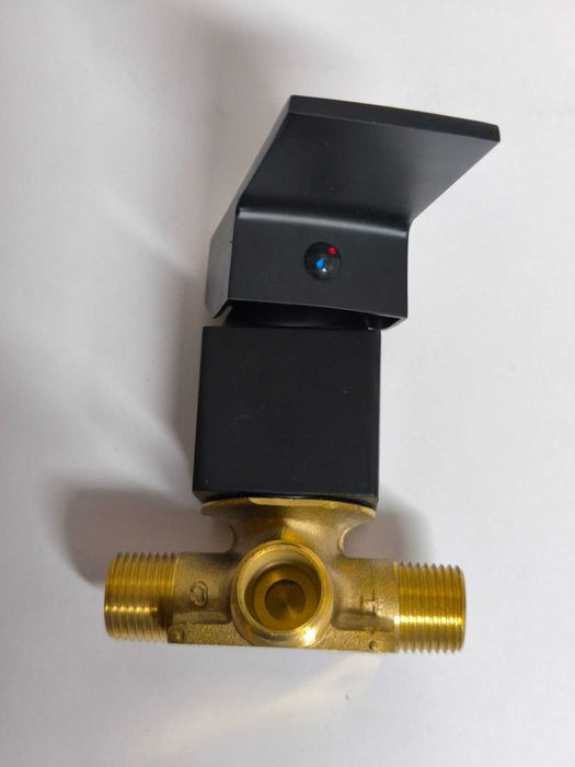 Смеситель для ванной  матовый чёрный, настенный  поворотный излив 180°