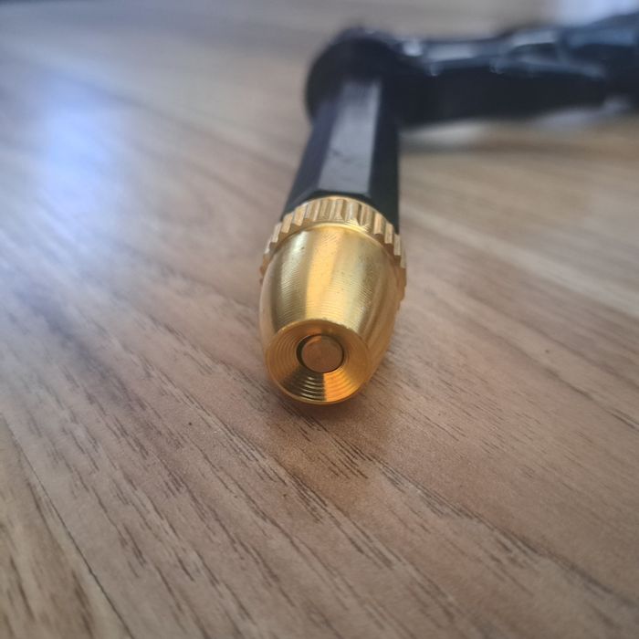 czarny plastikowy pistolet