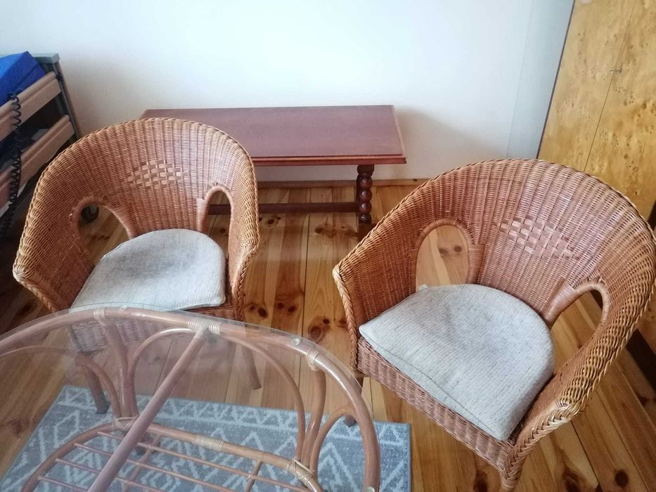 Fotele ratanowe + ława ze szklanym blatem