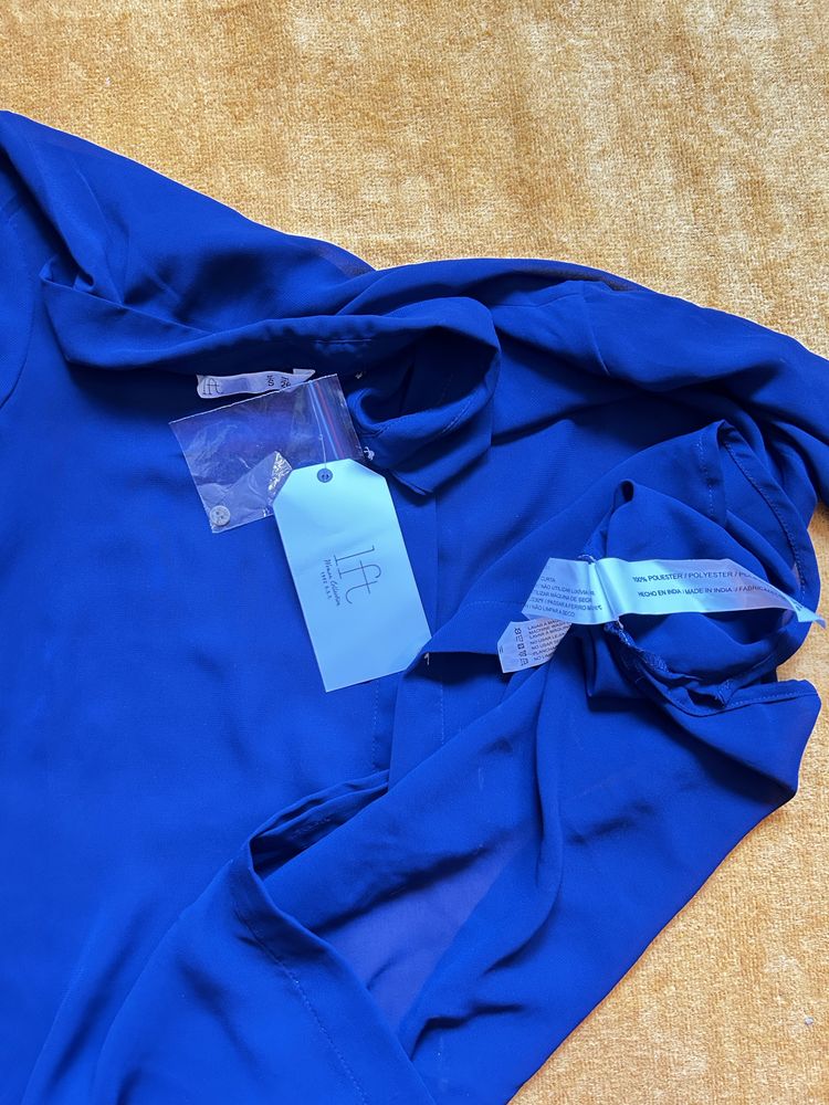 Blusa transparente azul. Nova com etiqueta