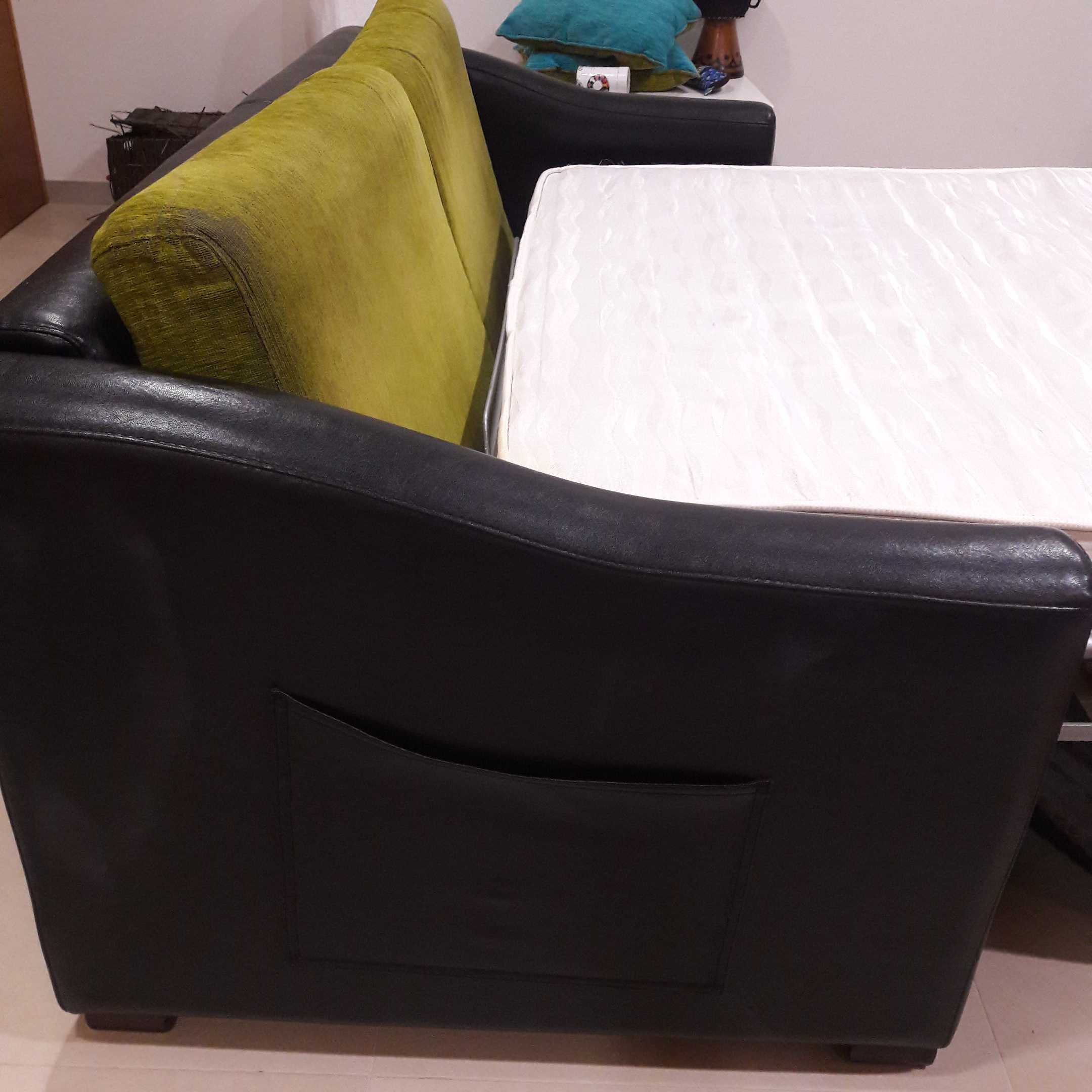 Sofá de 3 lugares com cama incorporada
