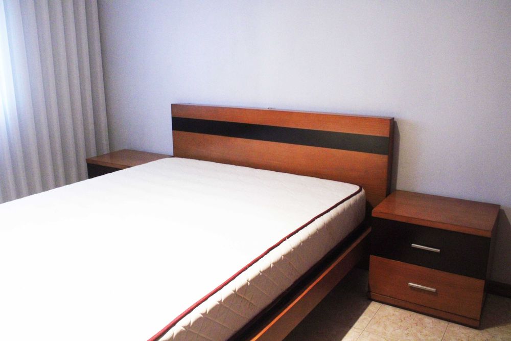 QUARTO COMPLETO – cama, colchão e mobiliário em excelente estado