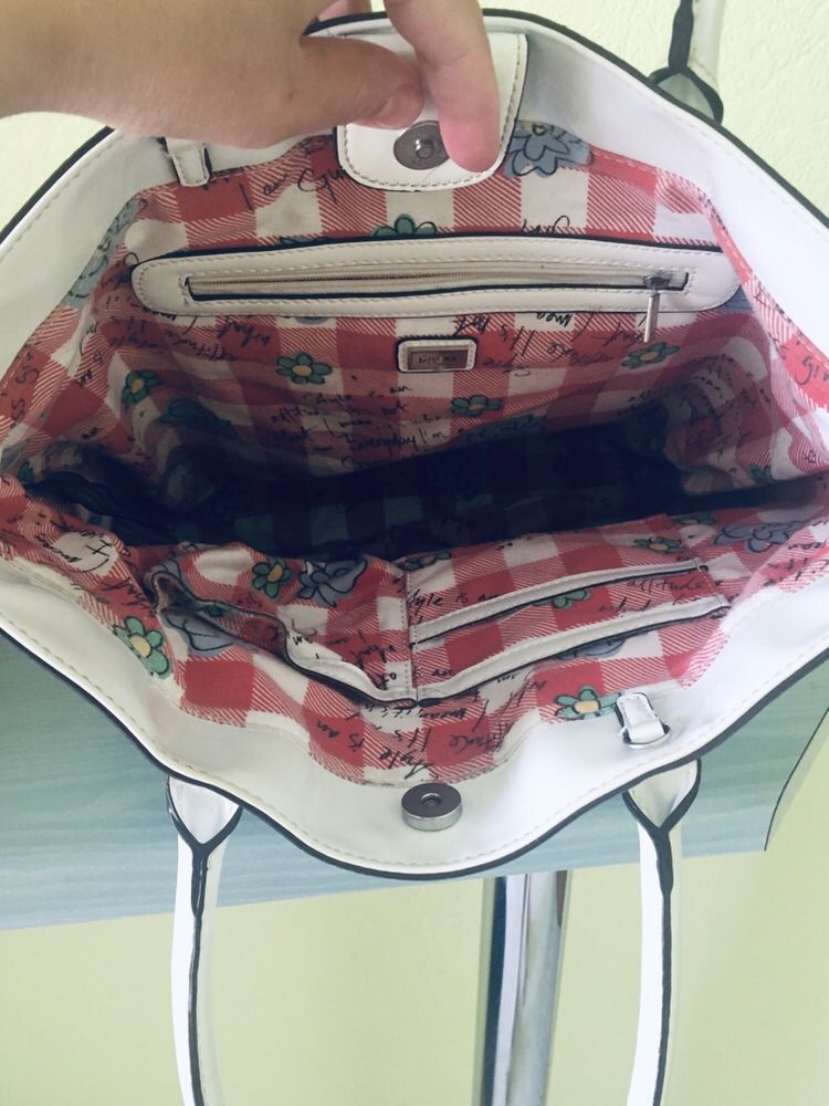 Крутая вместительная сумка Guess белого цвета!