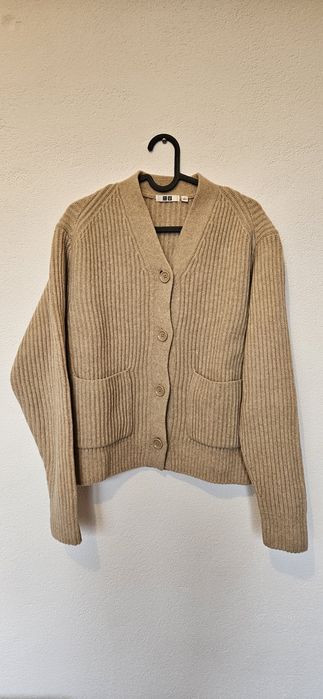 Beżowy, gruby, ciepły sweter Uniqlo, z guzikami, 100% wełny