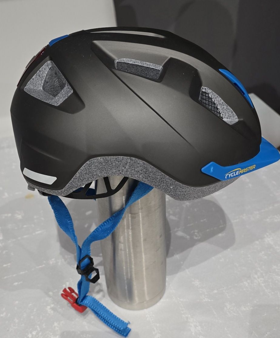 Kask rowerowy NOWY z lampką z tyłu