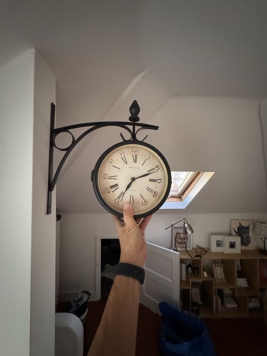 Relógio de parede dupla face tipo estação ferroviária