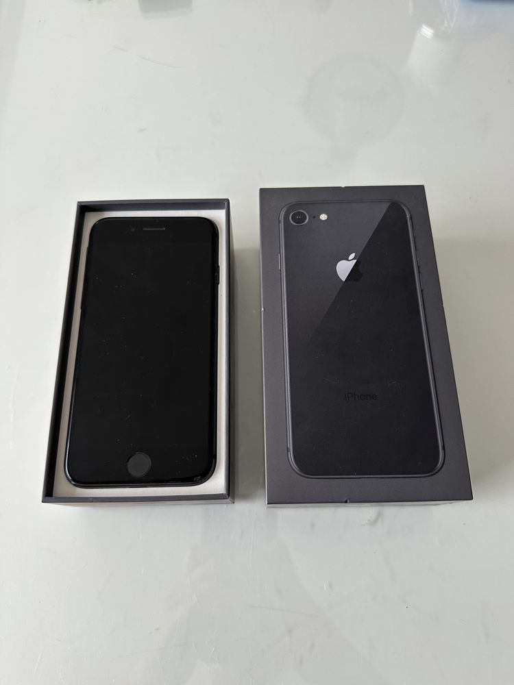 IPhone 8 czarny 64 GB