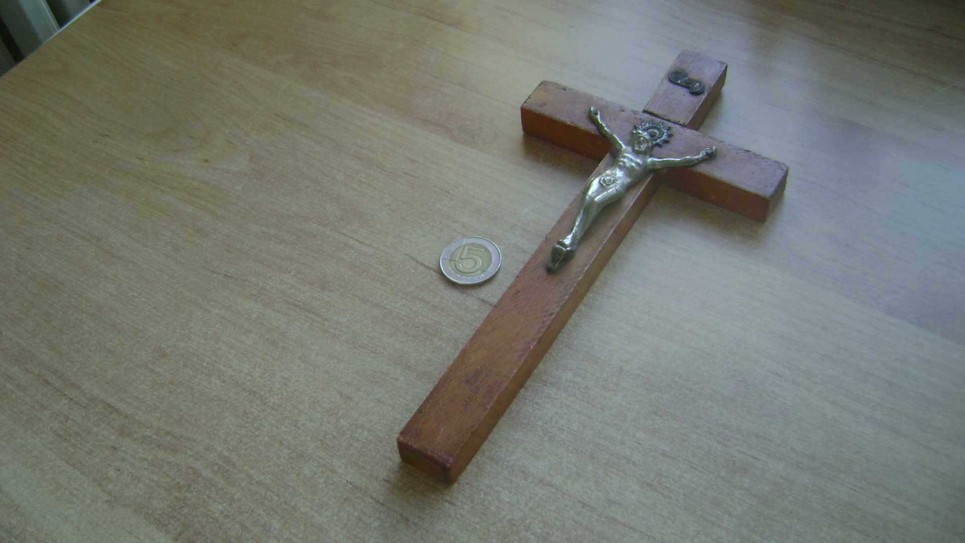 Starocie z PRL Dewocjonalia Pan Jezus na krzyżu drewnianym uszkodzony