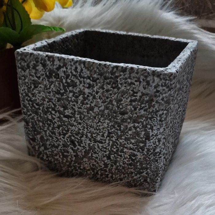 Ciężka osłonka doniczka - efekt kamienia