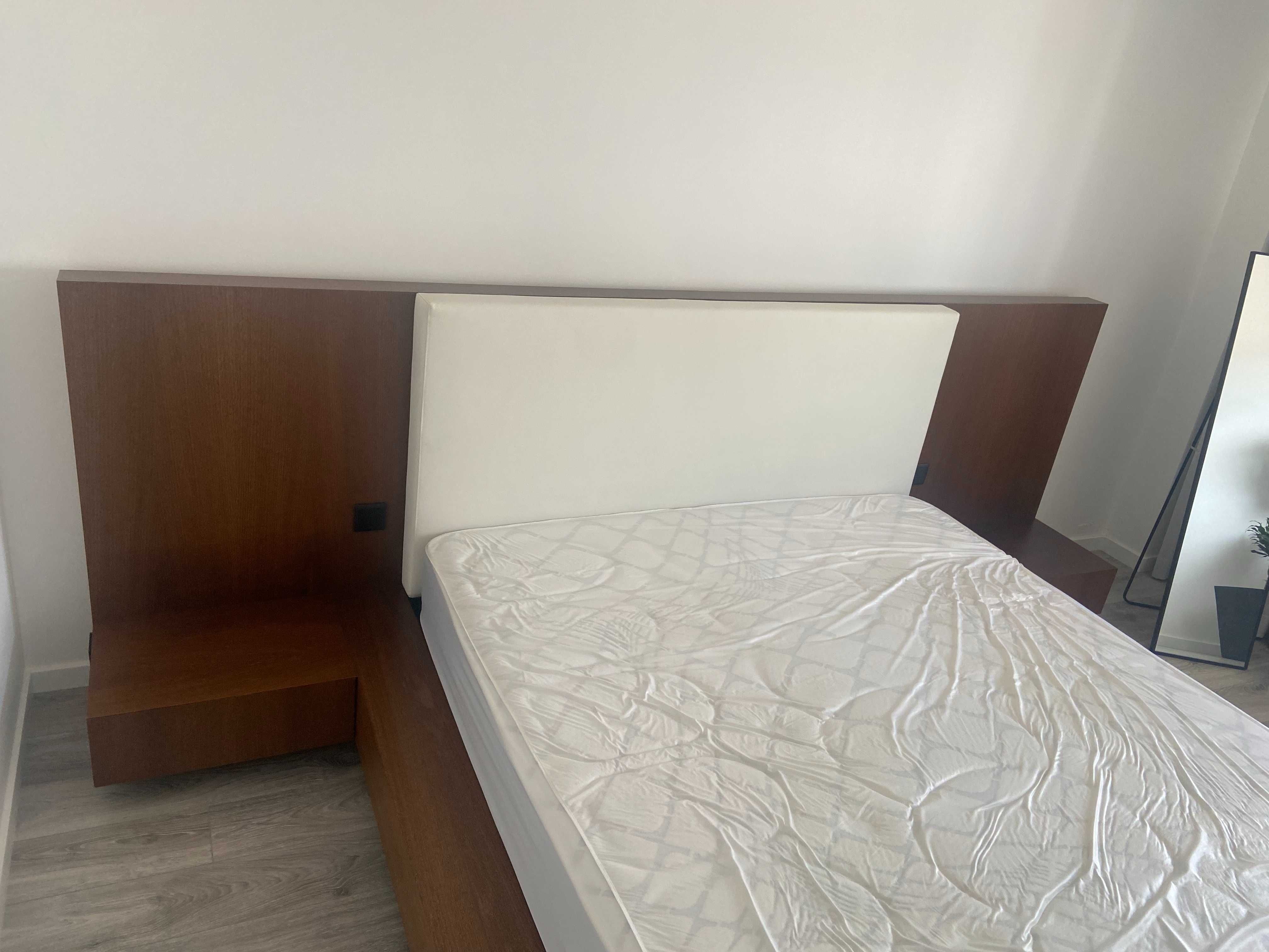 Cama sem colchão com mesas de cabeceira incorporadas