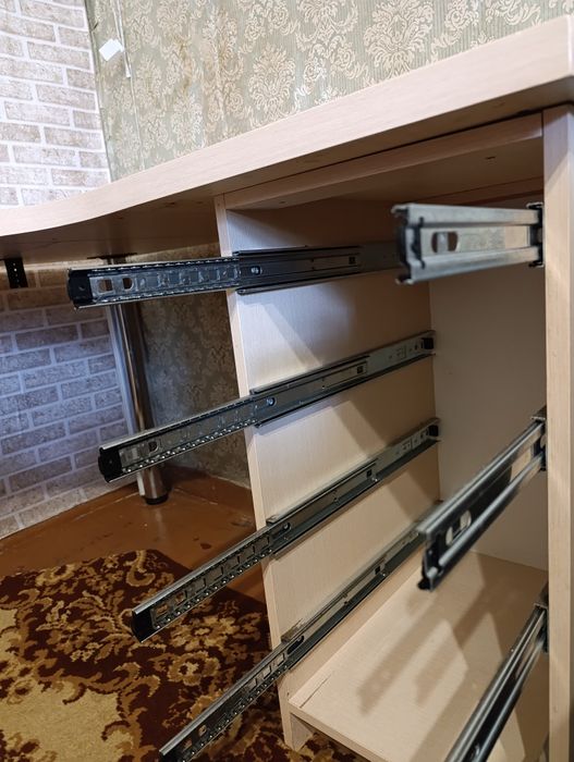 Угловой компьютерный стол