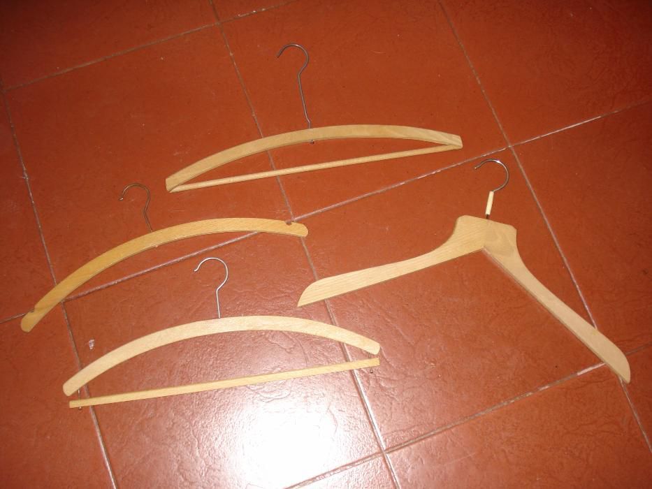 Conjunto de cabides antigos em madeira. Anos 50-70