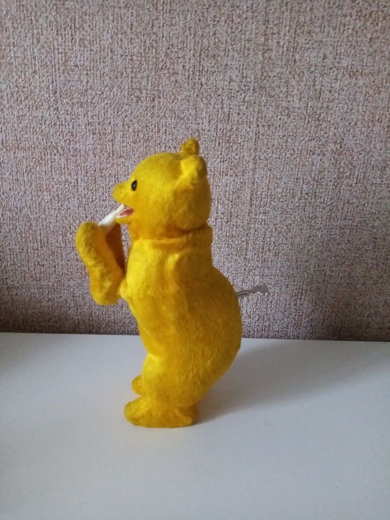 Игрушка заводная механическая "Медвежонок с бутылкой", СССР