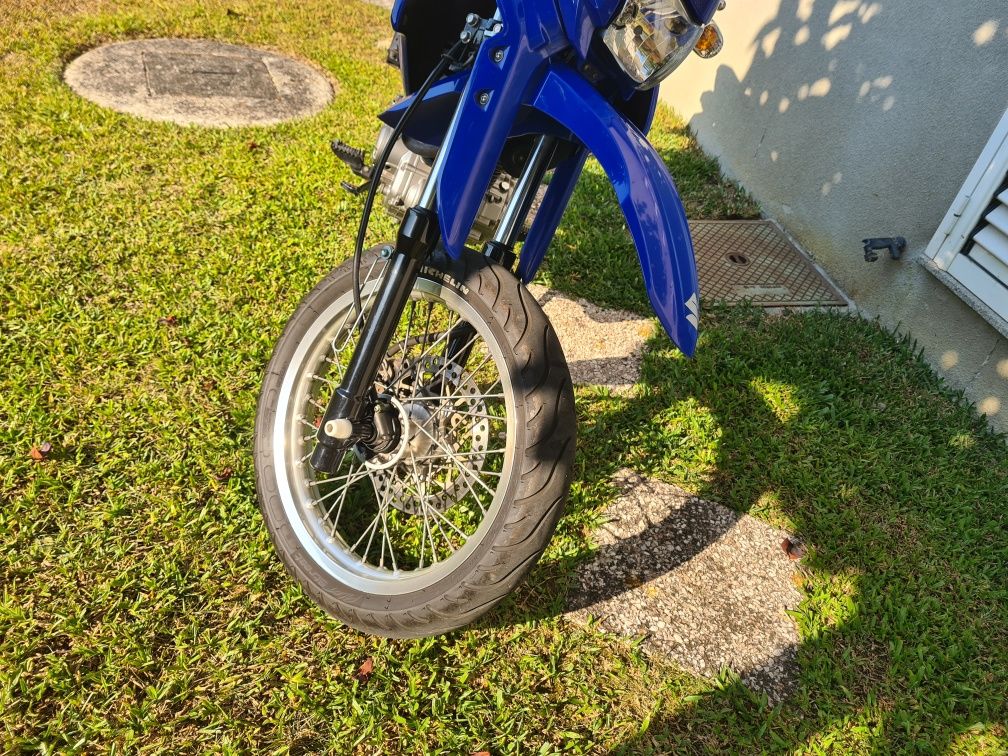 Vendo Suzuki DR 125SM original com oferta escape rendimento completo.