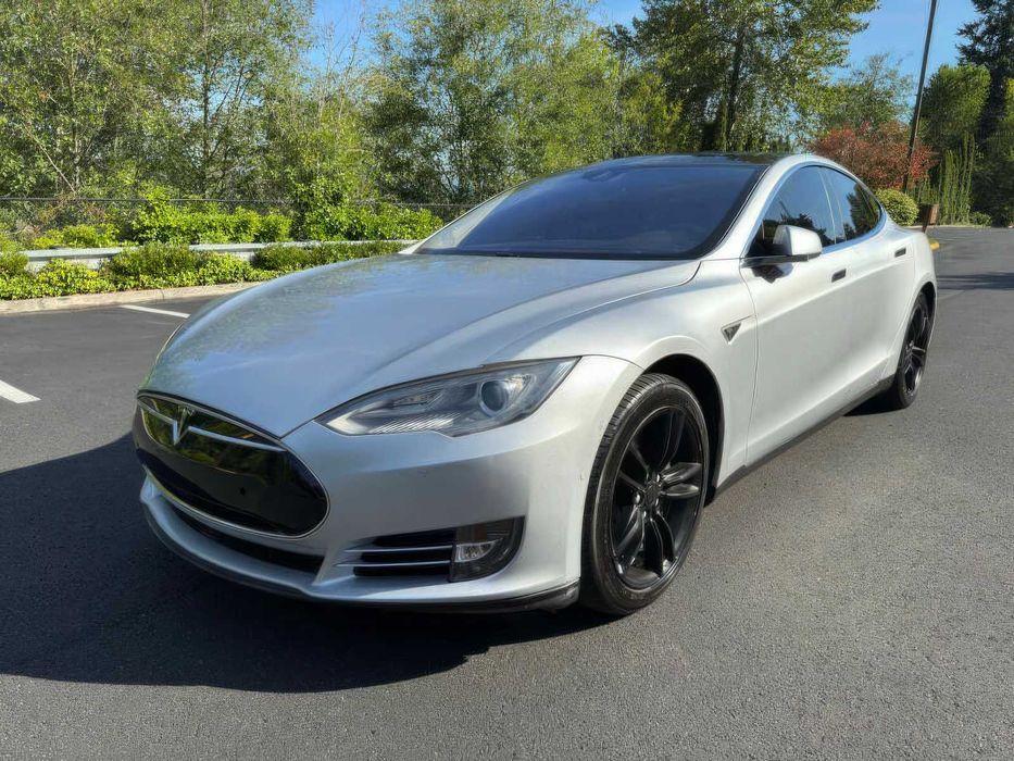 Tesla Model S 85D      2015