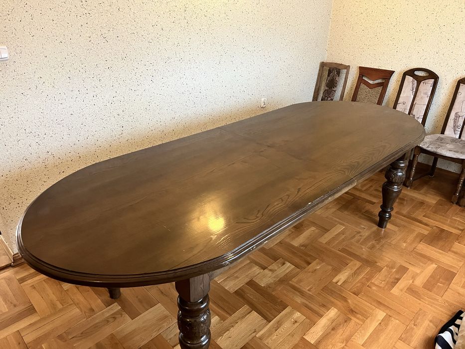 Solidny drewniany stół