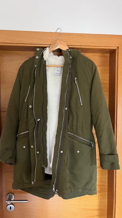 casaco de inverno verde escuro com pelo branco por dentro e fofinho