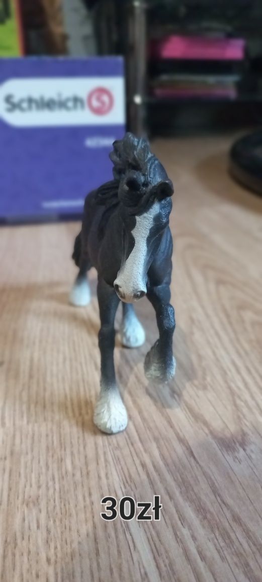 Sprzedam figurki koni schleich