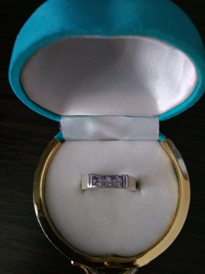Кольцо печатка серебро фиолетовый цирконий