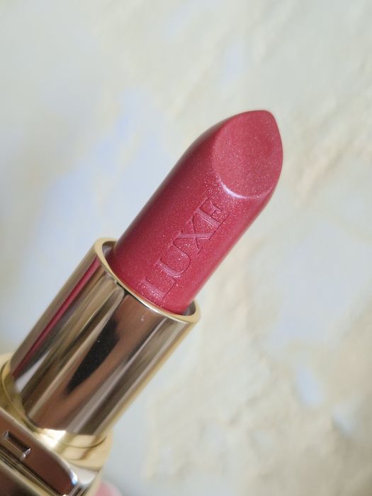 Помада Luxe , свіженька