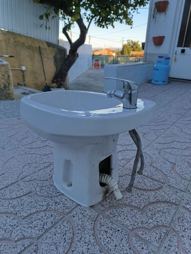 Bidé completo com torneiras e cabos