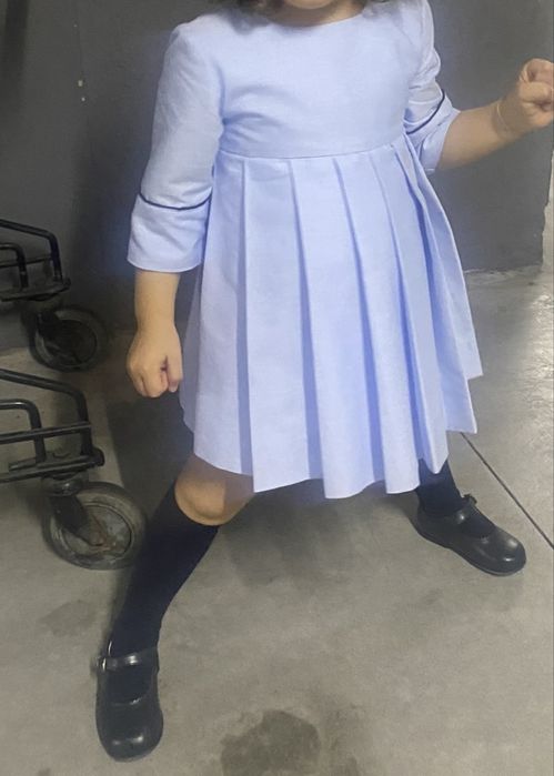 Vestido clássico azul bebé com vivos azul marinho, 3 anos.