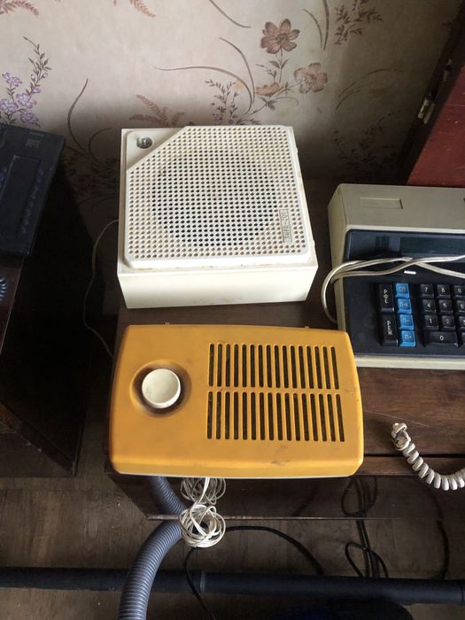 Старі телефони та радіо