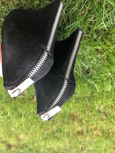 Zamszowe skórzane buty na koturnie Michael Kors z ozdobnym suwakiem