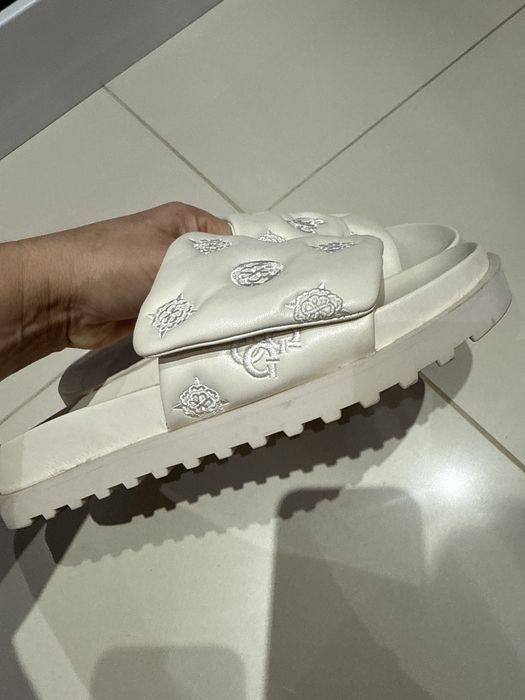 Sorzedam nowe klapki ( raz uzyte ) firmy Guess orginalne