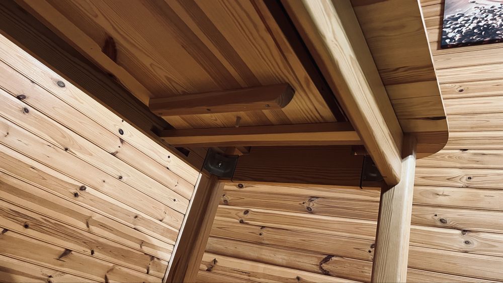 Stół sosnowy lakierowany